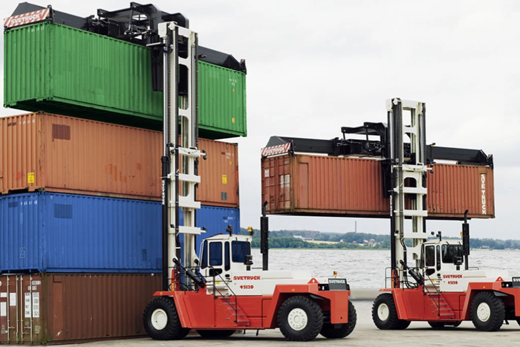 SVETRUCK stacking shipping containers at a port