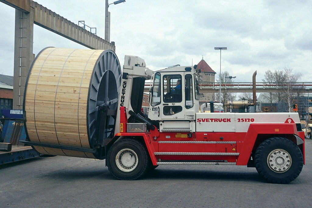 SVETRUCK forklift moving materials on a construction site