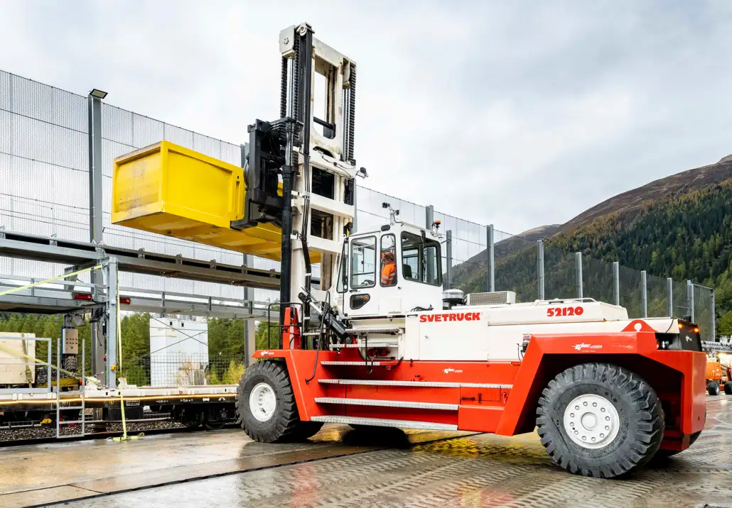 SVETRUCK forklift handling waste materials in a recycling facility